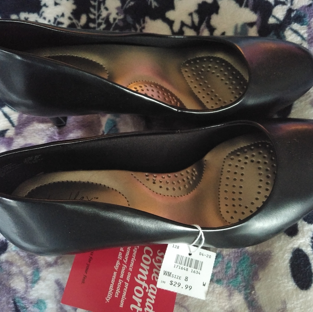 Women's black heels size 8 dexaflex